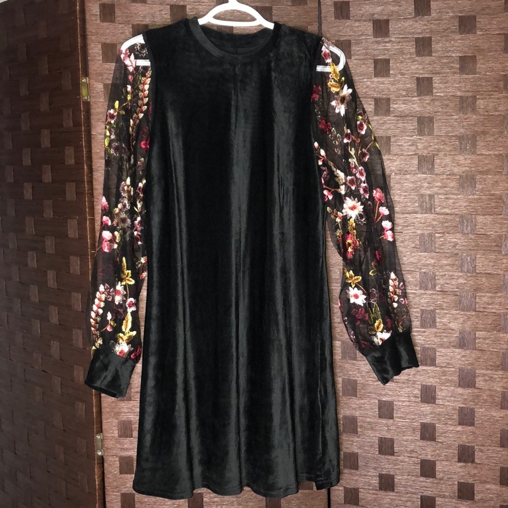 Cute black short dress with long floral sleeves !